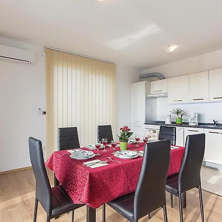 5 Bedroom Amazing In Holiday home