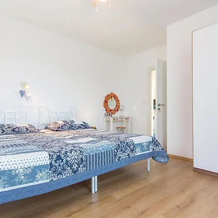 5 Bedroom Amazing In *