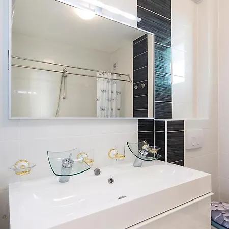 5 Bedroom Amazing In Holiday home