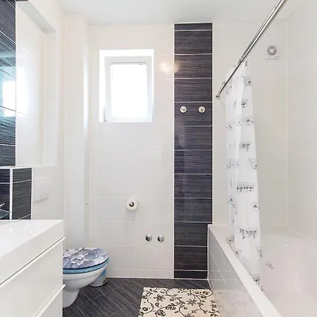 5 Bedroom Amazing In Medulin